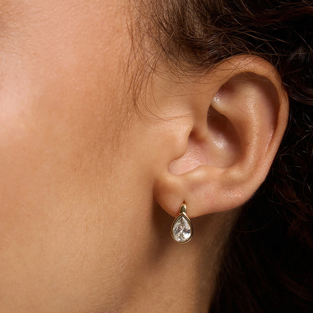 Woman wearing a gold drop earring