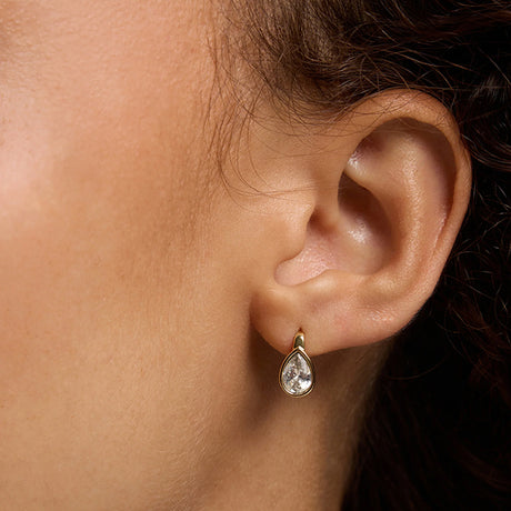 Woman wearing a gold drop earring